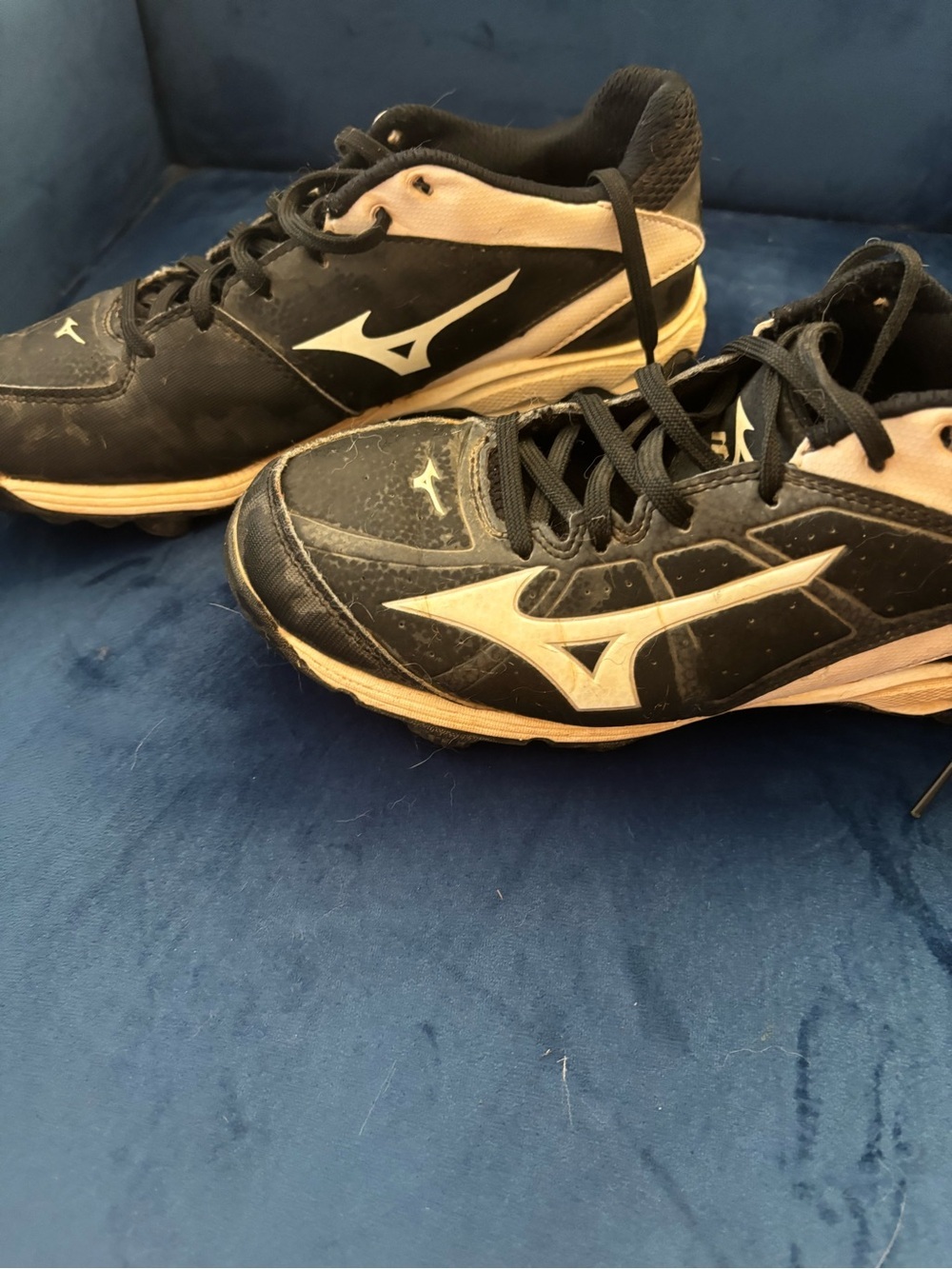 Mizuno Black and Cream Baseball Cleats - Picture 2 of 5